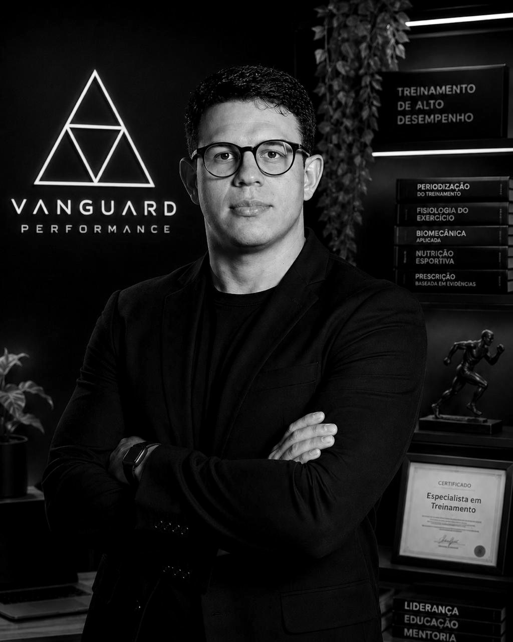 Prof. Lucas Zoghbi de braços cruzados no centro de treinamento da Vanguard Performance
