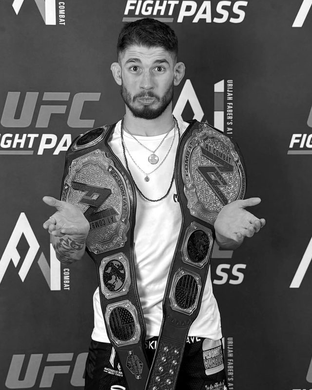 Atleta com dois cinturões de campeão nos bastidores do UFC Fight Pass