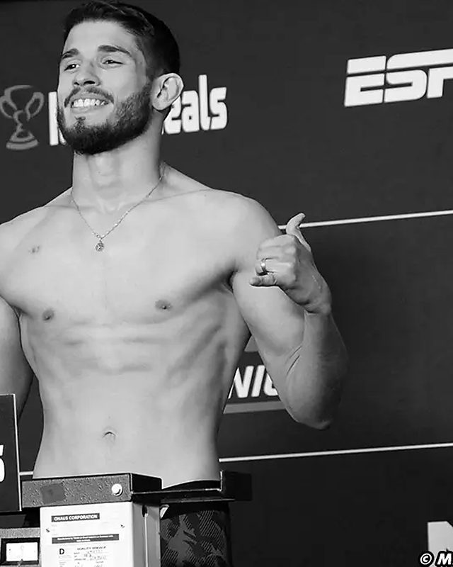 Atleta na pesagem oficial antes do evento